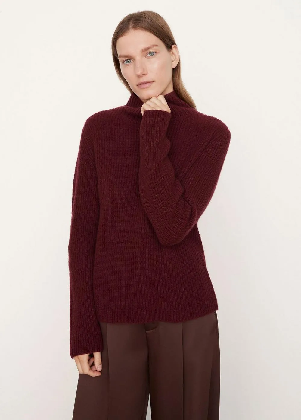 Cashmere Shaker Rib Turtleneck in Plum Wine