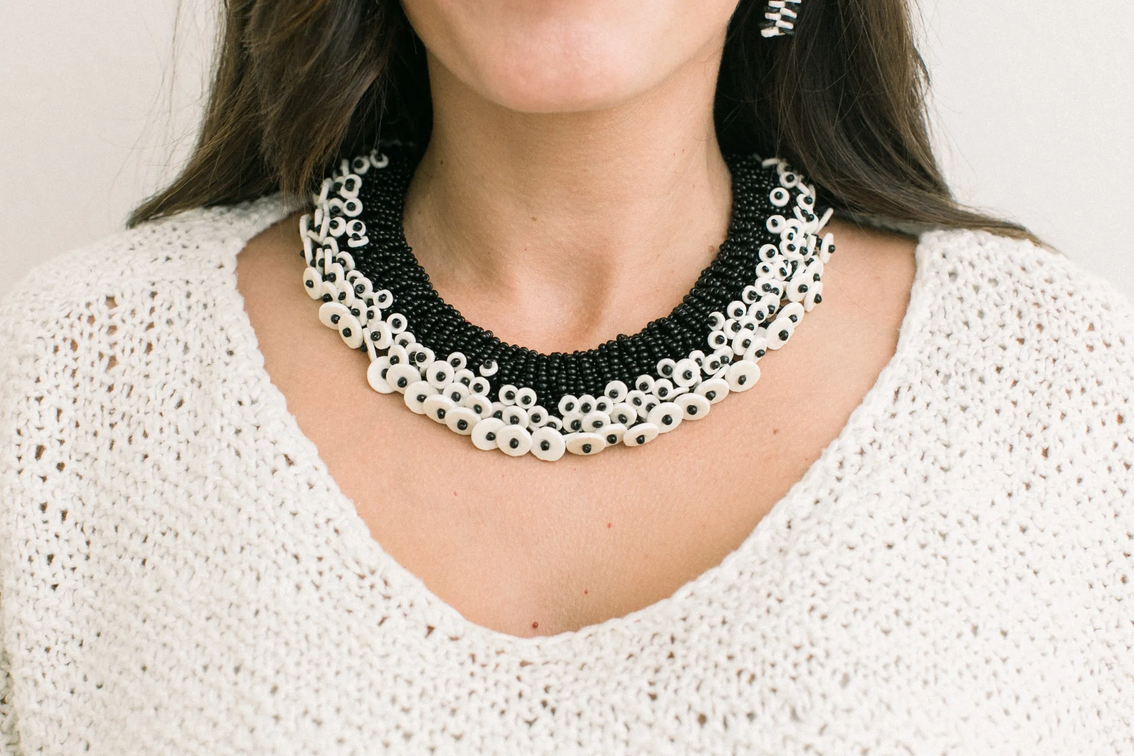 Ostrich Eggshell Skoonheid Bubble Collar, Black